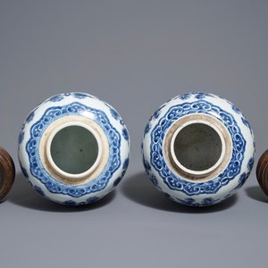 Une paire de pots en porcelaine de Chine bleu et blanc aux couvercles en bois, 18/19ème — photo 5
