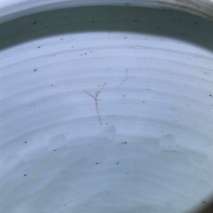 Une paire de pots en porcelaine de Chine bleu et blanc aux couvercles en bois, 18/19ème — photo 8