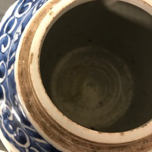 Une paire de pots en porcelaine de Chine bleu et blanc aux couvercles en bois, 18/19ème — photo 10