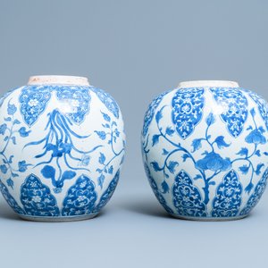 Une paire de pots en porcelaine de Chine en bleu et blanc à décor floral, Kangxi — photo 3