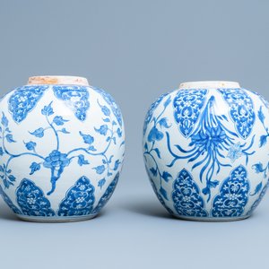 Une paire de pots en porcelaine de Chine en bleu et blanc à décor floral, Kangxi — photo 4