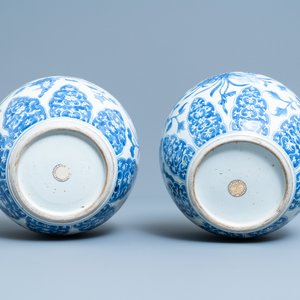Une paire de pots en porcelaine de Chine en bleu et blanc à décor floral, Kangxi — photo 6
