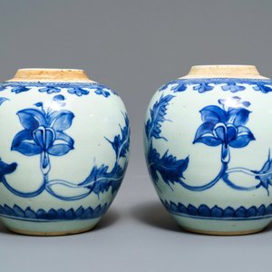 Une paire de pots en porcelaine de Chine en bleu et blanc, Kangxi — photo 3