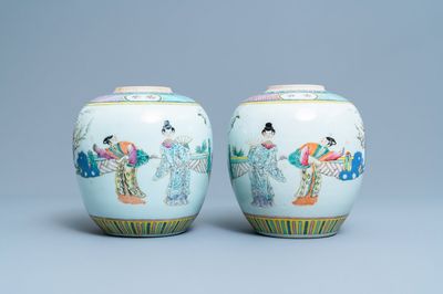Une paire de pots en porcelaine de Chine famille rose, 19/20ème
