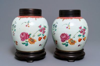Une paire de pots en porcelaine de Chine famille rose à décor floral, Qianlong