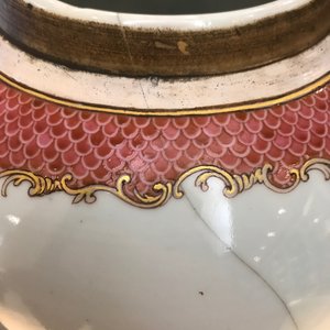 Une paire de pots en porcelaine de Chine famille rose à décor floral, Qianlong — photo 11
