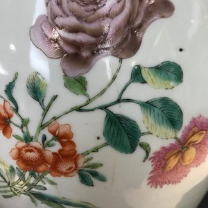 Une paire de pots en porcelaine de Chine famille rose à décor floral, Qianlong — photo 13