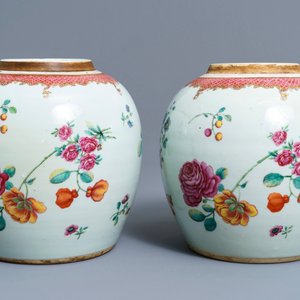 Une paire de pots en porcelaine de Chine famille rose à décor floral, Qianlong — photo 3
