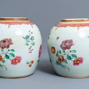 Une paire de pots en porcelaine de Chine famille rose à décor floral, Qianlong — photo 4