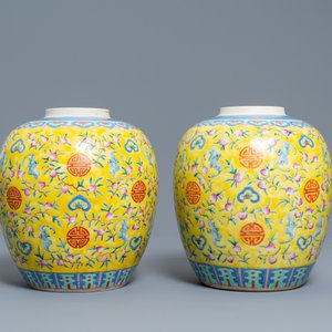Une paire de pots en porcelaine de Chine famille rose à fond jaune, marque de Qianlong, 19ème — photo 2