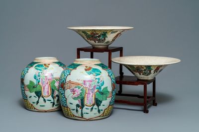 Une paire de pots en porcelaine de Chine famille rose et une paire de bols en famille verte, 19/20ème