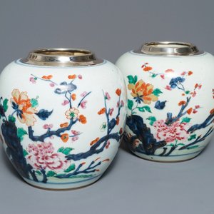 Une paire de pots en porcelaine de Chine rose-Imari aux montures en argent, Qianlong — photo 1
