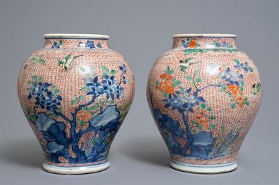 Une paire de pots en porcelaine de Chine wucai, époque Transition