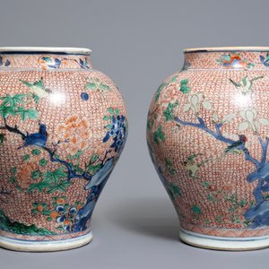Une paire de pots en porcelaine de Chine wucai, époque Transition — photo 2