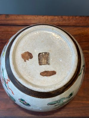 Une paire de pots et un plat en porcelaine de Chine famille rose de Nankin, marque de Chenghua, 19ème — photo 11