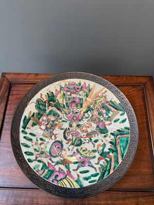 Une paire de pots et un plat en porcelaine de Chine famille rose de Nankin, marque de Chenghua, 19ème — photo 15