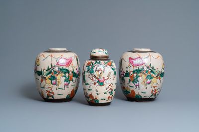 Une paire de pots et un pot couvert en porcelaine de Chine dite 'de Nankin' famille rose, 19ème