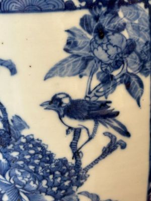 Une paire de pots et un vase en porcelaine de Chine en bleu et blanc, marque de Kangxi, 19ème — photo 11