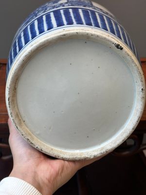 Une paire de pots et un vase en porcelaine de Chine en bleu et blanc, marque de Kangxi, 19ème — photo 15