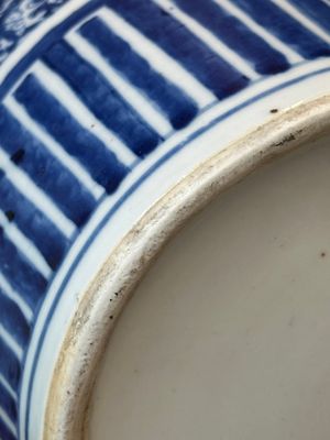 Une paire de pots et un vase en porcelaine de Chine en bleu et blanc, marque de Kangxi, 19ème — photo 16