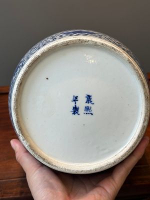 Une paire de pots et un vase en porcelaine de Chine en bleu et blanc, marque de Kangxi, 19ème — photo 18