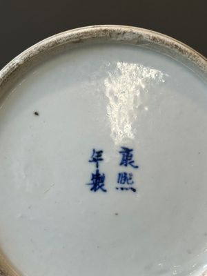 Une paire de pots et un vase en porcelaine de Chine en bleu et blanc, marque de Kangxi, 19ème — photo 19