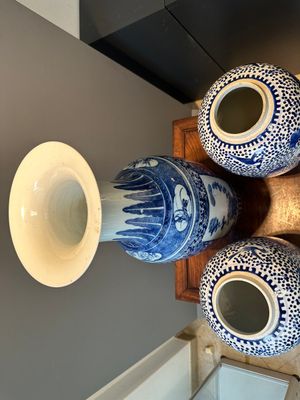 Une paire de pots et un vase en porcelaine de Chine en bleu et blanc, marque de Kangxi, 19ème — photo 4