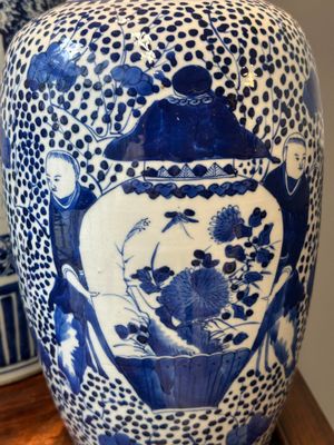 Une paire de pots et un vase en porcelaine de Chine en bleu et blanc, marque de Kangxi, 19ème — photo 8