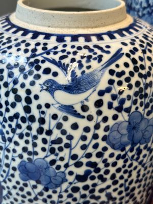 Une paire de pots et un vase en porcelaine de Chine en bleu et blanc, marque de Kangxi, 19ème — photo 9