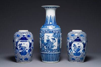 Une paire de pots et un vase en porcelaine de Chine en bleu et blanc, marque de Kangxi, 19ème