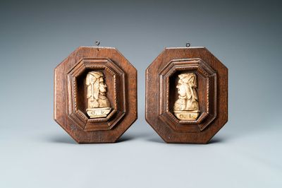 Une paire de profils grotesques en os sculpté monogrammés D. L., Flandres ou Allemagne, 19ème