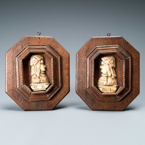 Une paire de profils grotesques en os sculpté monogrammés D. L., Flandres ou Allemagne, 19ème — photo 1