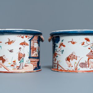 Une paire de rafraichissoirs en faïence de Delft petit feu et doré à décor de chinoiserie, 1er quart du 18ème — photo 1