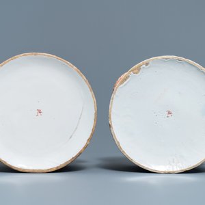 Une paire de rafraichissoirs en faïence de Delft petit feu et doré à décor de chinoiserie, 1er quart du 18ème — photo 6