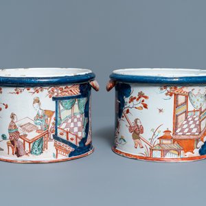 Une paire de rafraichissoirs en faïence de Delft petit feu et doré à décor de chinoiserie, 1er quart du 18ème — photo 7