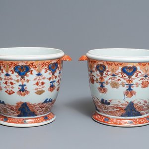 Une paire de rafraichissoirs en porcelaine de Chine de style Imari, Kangxi — photo 1