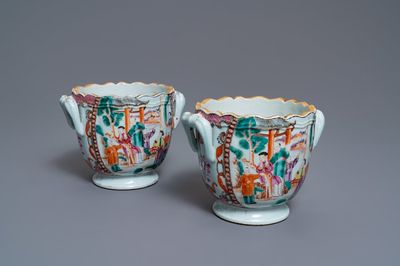 Une paire de rafraichissoirs en porcelaine de Chine famille rose à décor mandarin, Qianlong