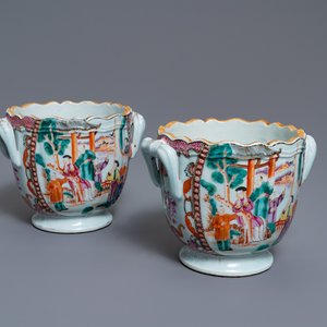 Une paire de rafraichissoirs en porcelaine de Chine famille rose à décor mandarin, Qianlong — photo 1