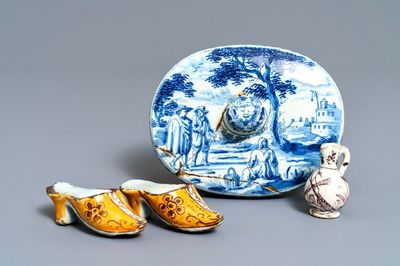 Une paire de sabots, une cruche miniature et un couvercle en faïence de Delft, 18ème