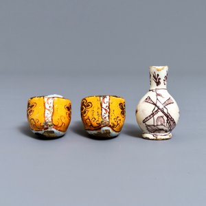 Une paire de sabots, une cruche miniature et un couvercle en faïence de Delft, 18ème — photo 5