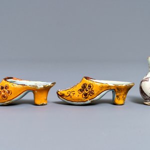 Une paire de sabots, une cruche miniature et un couvercle en faïence de Delft, 18ème — photo 6