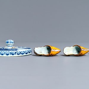 Une paire de sabots, une cruche miniature et un couvercle en faïence de Delft, 18ème — photo 8