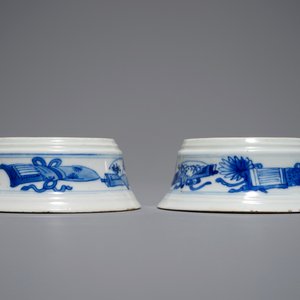 Une paire de salerons de forme ronde en porcelaine de Chine bleu et blanc, Kangxi — photo 2