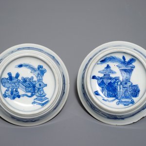 Une paire de salerons de forme ronde en porcelaine de Chine bleu et blanc, Kangxi — photo 6