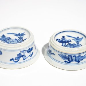 Une paire de salerons de forme ronde en porcelaine de Chine bleu et blanc, Kangxi — photo 1