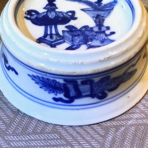 Une paire de salerons de forme ronde en porcelaine de Chine bleu et blanc, Kangxi — photo 14