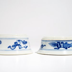 Une paire de salerons de forme ronde en porcelaine de Chine bleu et blanc, Kangxi — photo 2