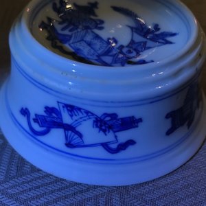 Une paire de salerons de forme ronde en porcelaine de Chine bleu et blanc, Kangxi — photo 24