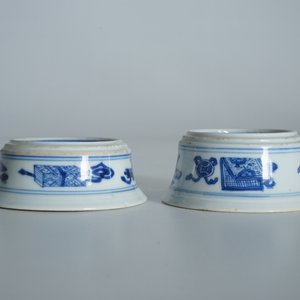 Une paire de salerons de forme ronde en porcelaine de Chine bleu et blanc, Kangxi — photo 10