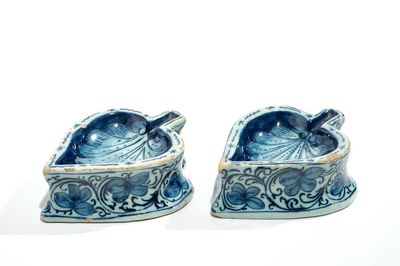 Une paire de salerons en forme de coeur en faïence de Delft bleu et blanc, 17/18ème